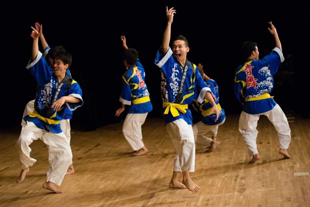 Local high school students perform a traditional Japanese dance at the 23rd Congress of the International Association for Cross-Cultural Psychology (IACCP) in Nagoya, Japan. Event photography by Thaddeus Pope.